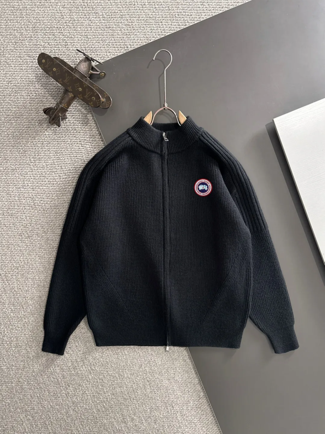 Next day shipping P460 Big Goose 2025 official website latest winter sweater, popular items are on sale at the counter simultaneously! Specially made of wool blended fabric. It feels comfortable and can be directly in contact with the skin. The logo badge is exquisitely embroidered, which is extremely eye-catching! The details highlight the fashionable charm of big brands. Exquisite workmanship. Three-dimensional cutting style. The wearing effect is invincible and handsome! All three standards are complete! Size: M-2XL